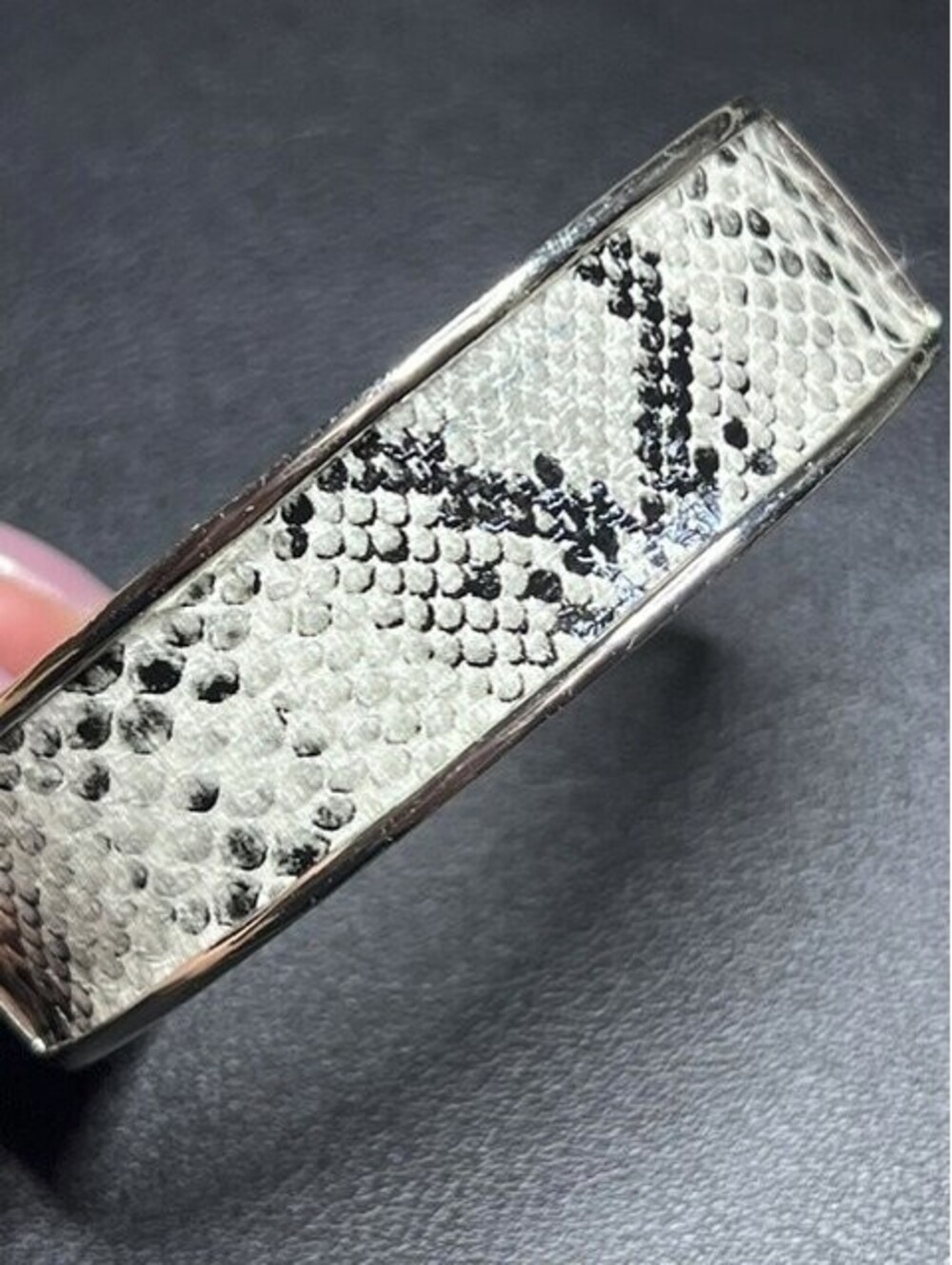 B7435 TALBOTS Snakeskin Cuff Bracelet Hammered Silver Tone Black White 7.5"